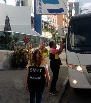 Ônibus de turismo são fiscalizados na orla de Maceió