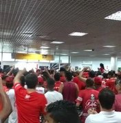 Torcedores do CRB fazem protesto no aeroporto Zumbi dos Palmares