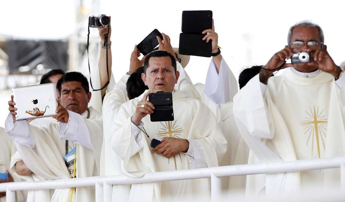 Papa Francisco critica padres e fiéis durante missa no Vaticano