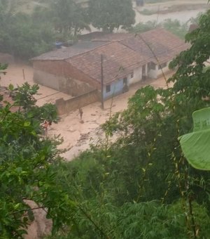 [Vídeo] Por causa de chuva, ponte cai e moradores ficam isolados na Grota Bom Jesus