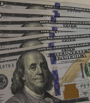 Dólar cai para R$ 4,75 com negociações entre Rússia e Ucrânia
