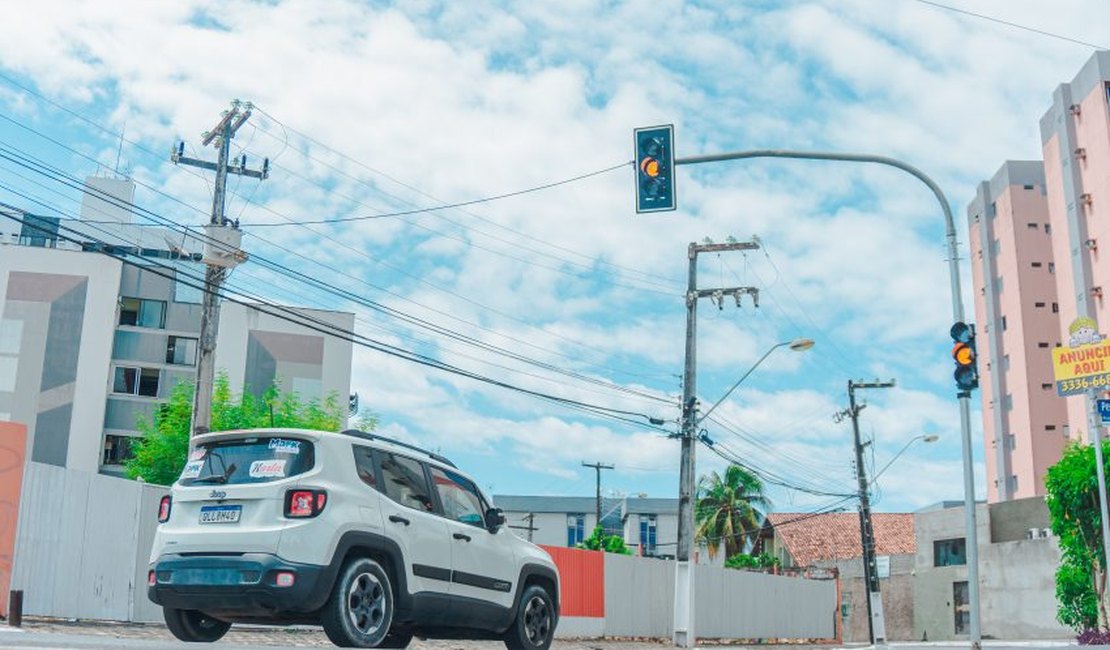 SMTT instala semáforo em cruzamento do Poço para reduzir acidentes
