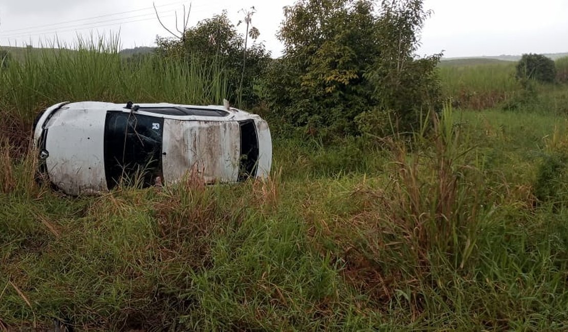 Carro capota na rodovia AL 105 em Porto Calvo