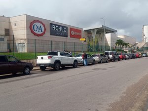 Com poucas doses disponíveis, vacinação gera filas quilométricas e esgota rapidamente em Arapiraca