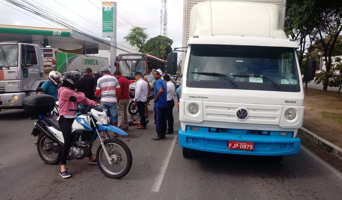 Colisão entre caminhão e moto deixa feridos na Av. Fernandes Lima
