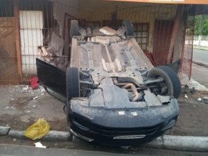 Carro capota e invade loja após colisão no Barro Duro, em Maceió