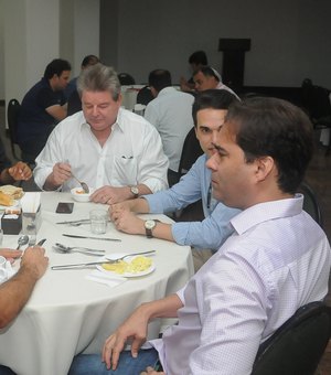 Prefeito Rui Palmeira participa de reunião com vereadores