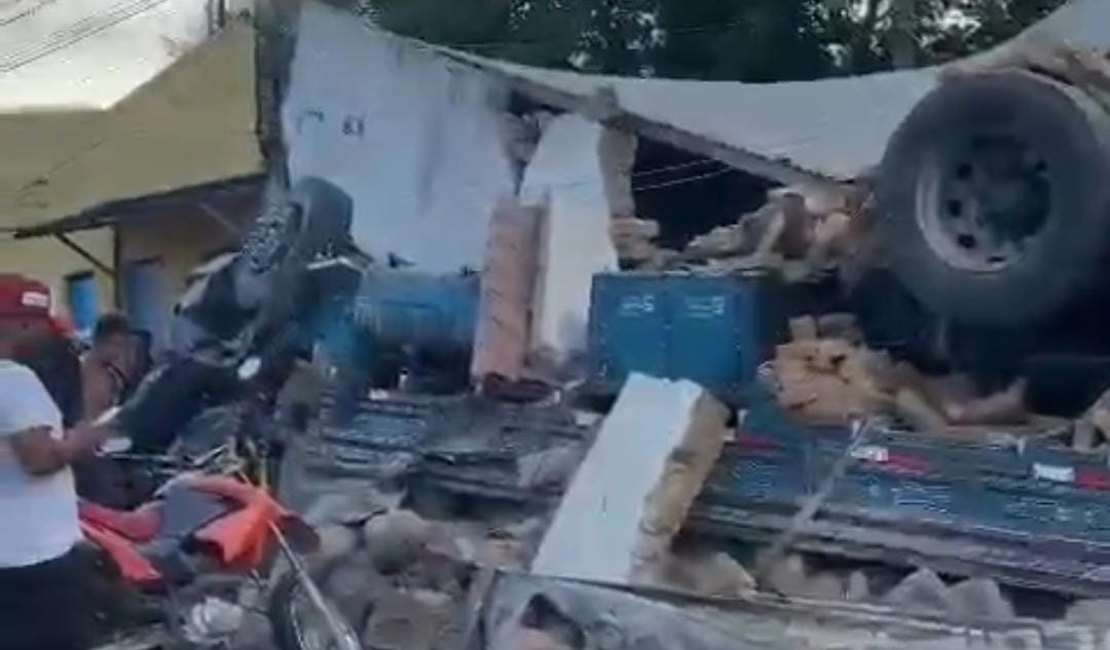 Acidente grave deixa duas vítimas presas nas ferragens e destrói casas em Capela
