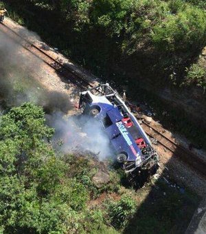 Ônibus de Alagoas cai de ponte e deixa ao menos 10 mortos e 30 feridos na BR-381