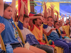 Espetáculo circense leva noções de empreendedorismo a estudantes de Arapiraca