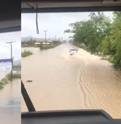 Vídeo: rio de Porto Calvo transborda e chega na rodovia AL-105