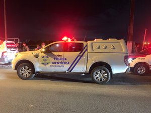Jovem de 20 anos é assassinado a tiros em frente a farmácia no Benedito Bentes