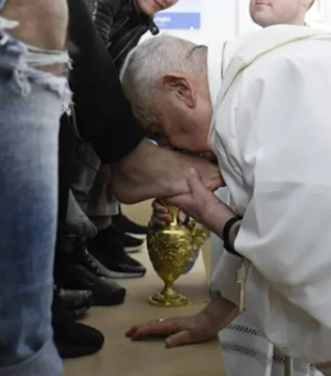 Papa lava pés de menores infratores: “Jesus nos ama como somos”