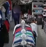 Vídeo flagra assalto em lojas de roupas no Cruzeiro do Sul