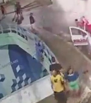 Vídeo mostra momento que homem pula de viaduto e morre após ser atropelado em Maceió