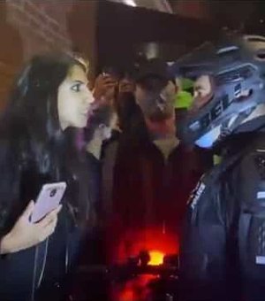 Tensão em Nova York: Mulher cospe no rosto de um policial e é detida
