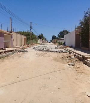 Obras de pavimentação estão paradas em área verde de Arapiraca