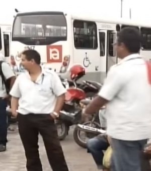 Rodoviários da Veleiro de Rio Largo atrasam saída de ônibus da garagem nesta segunda
