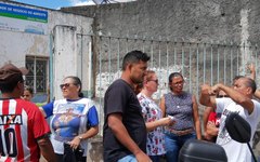 Moradores protestaram em frente ao escritório da Casal em Taquarana