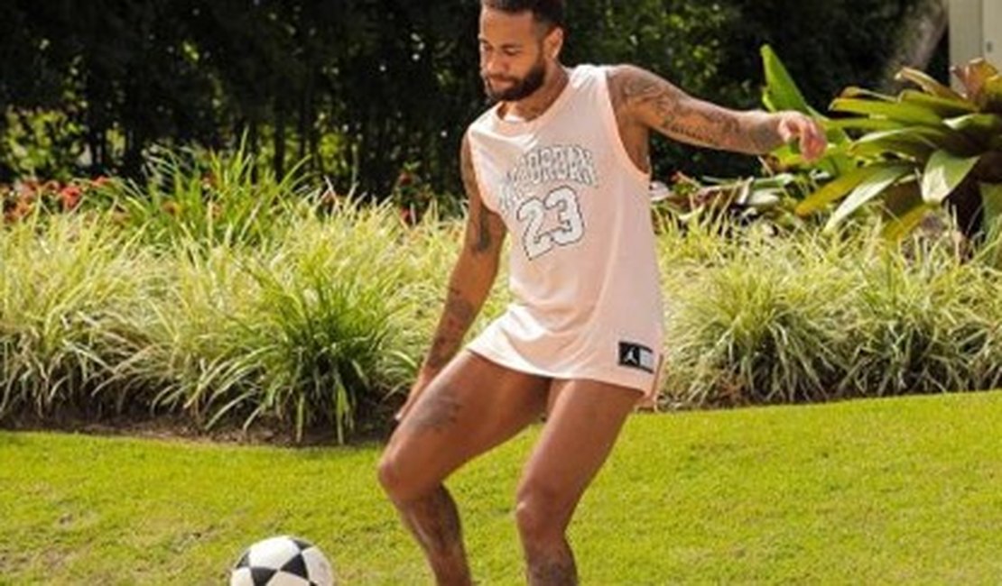 Ativista LGBT pede que MP-SP faça Neymar voltar da França e bloqueie avião