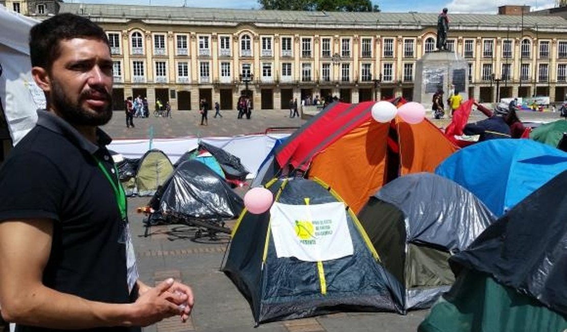 Jovens acampam em Bogotá para pedir acordo de paz imediato na Colômbia