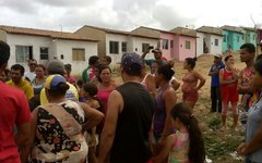 Populares que invadiram casas de loteamento protestam contra reintegração de posse