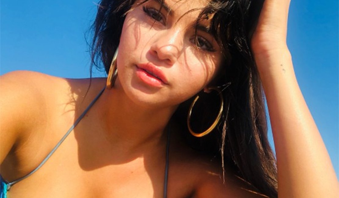 Selena Gomez compartilha fotos raras de biquíni com fãs nas redes sociais