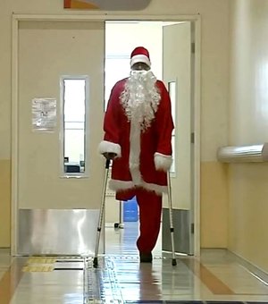 Sem uma perna, homem vira Papai Noel e dá exemplo de inclusão  