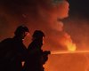 Incêndio de grandes proporções atinge depósito de reciclagem em Maceió