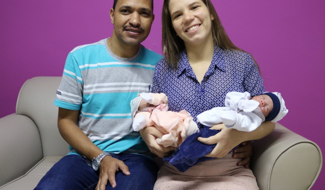 Mãe de gêmeos salva a vida de bebês doando excesso de leite