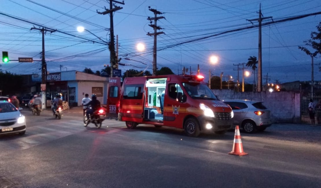 Mesmo com semáforo, condutores cometem infrações e provocam acidentes em rua de Arapiraca