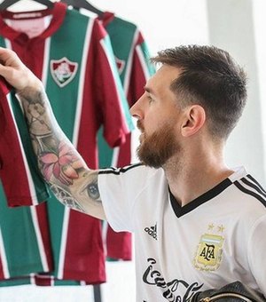 Fluminense presenteia seleção argentina com camisas personalizadas