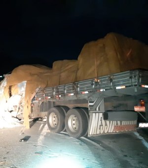 Colisão frontal entre caminhões deixa um morto em Joaquim Gomes