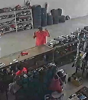 [Vídeo] Polícia divulga vídeos que podem identificar assassino de dono de oficina em Penedo