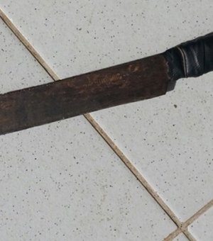 Em Arapiraca, homem usa facão e atinge duas vítimas