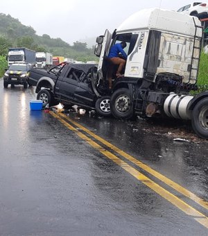 Colisão entre caminhonete e carreta deixa um morto em Joaquim Gomes