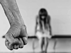 Padrasto é condenado a mais de 49 anos de prisão por estupro contra enteada adolescente