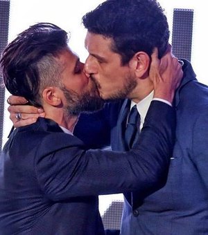 Bruno Gagliasso causa ao publicar foto beijando a boca de outro homem