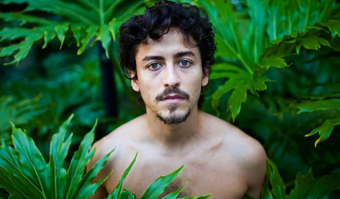 Em defesa dos LGBTQ's, Jesuíta Barbosa assume sexualidade