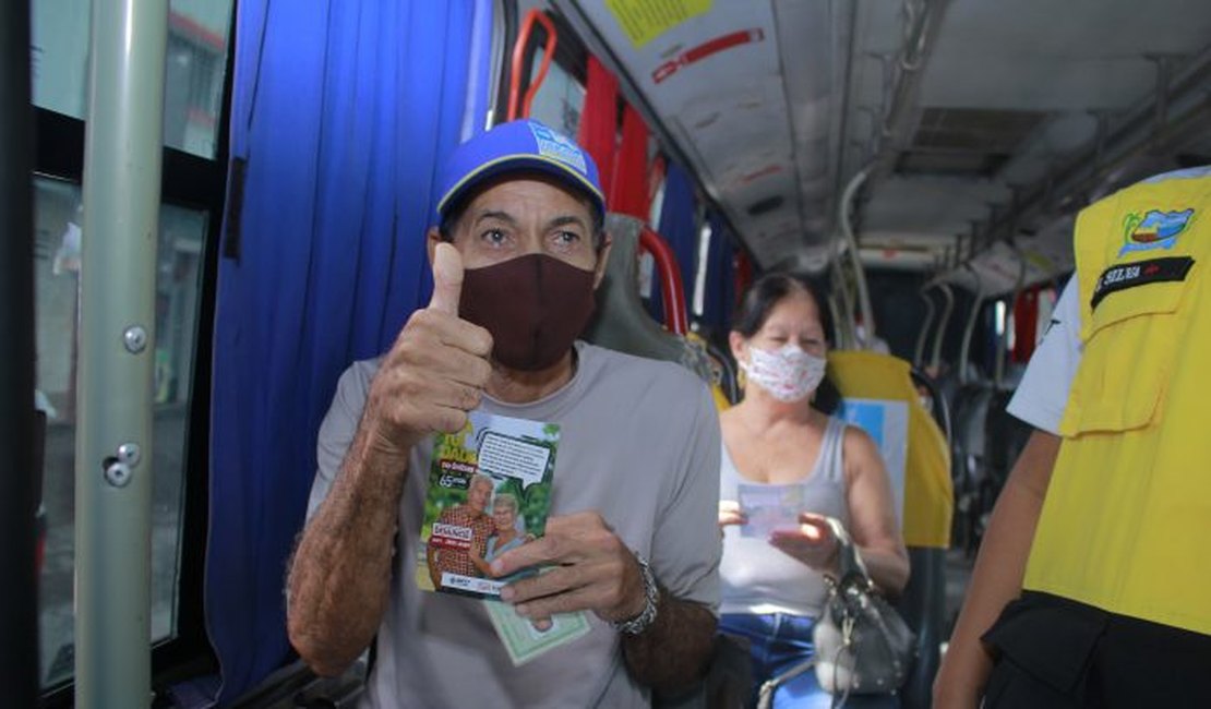 Ação educativa leva informação sobre direitos dos idosos no transporte coletivo em Penedo