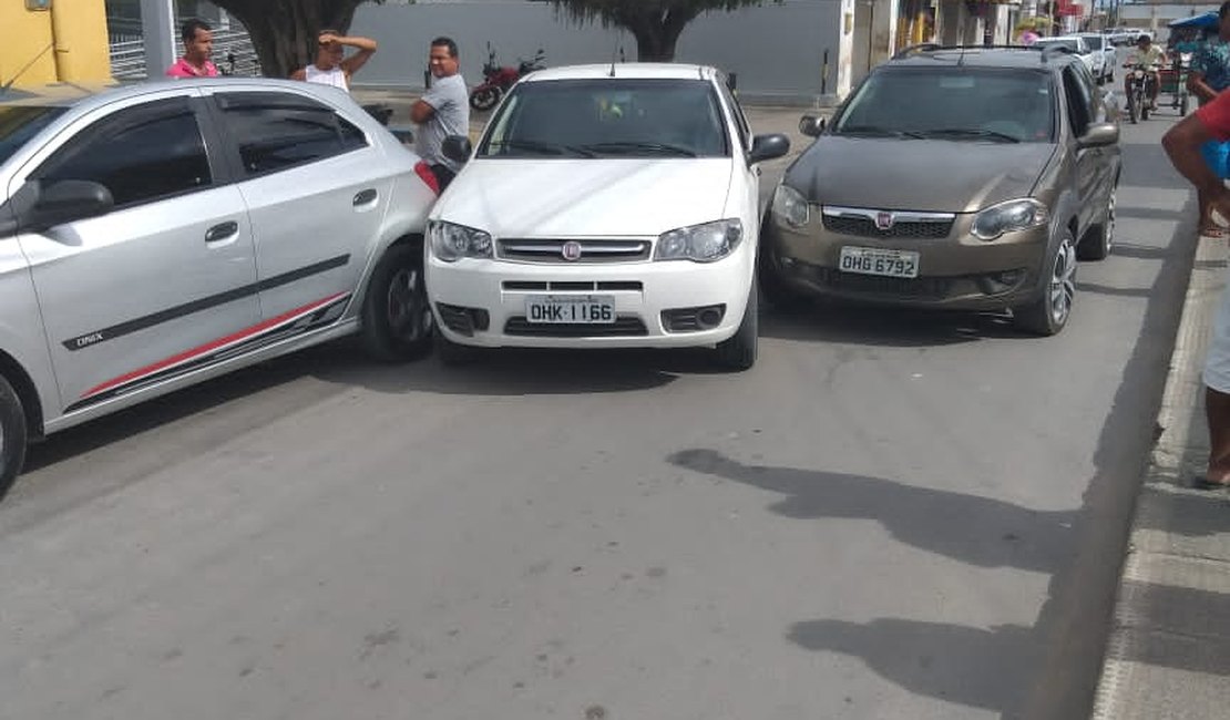 Acidente causa engavetamento no Centro de São Luís do Quitunde