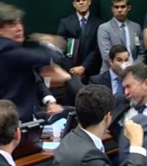 [Vídeo] Deputados trocam tapas na Comissão de Ética