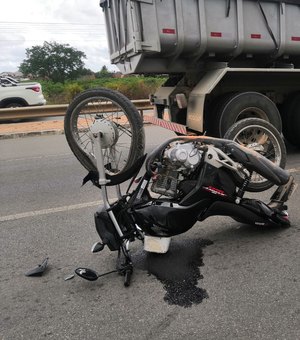 [Vídeo] Após colidir na traseira de veículo, motociclista sofre  atropelamento, em Arapiraca