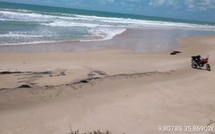 Manchas de óleo surgem na praia da Barra de São Miguel