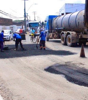 Operação tapa-buraco: Benedito Bentes recebe manutenção em ruas e avenidas