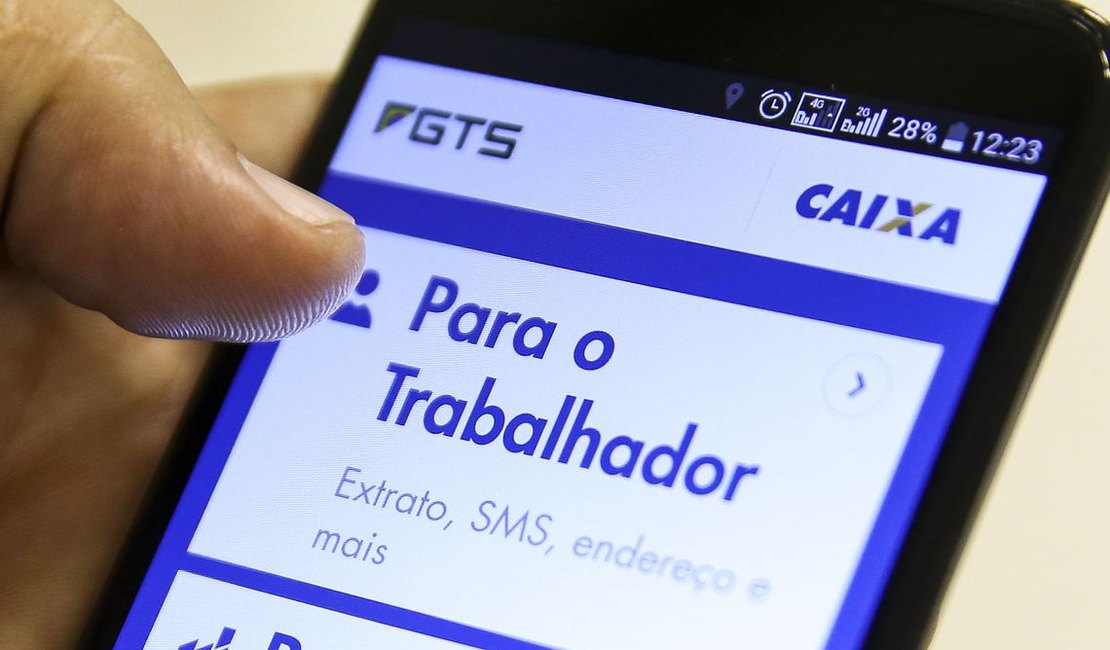 Correntistas da Caixa têm até este domingo para autorizar saques do FGTS no dia 27