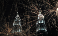 Show de fogos próximo às Torres Petronas, em Kuala Lumpur, na Malásia 