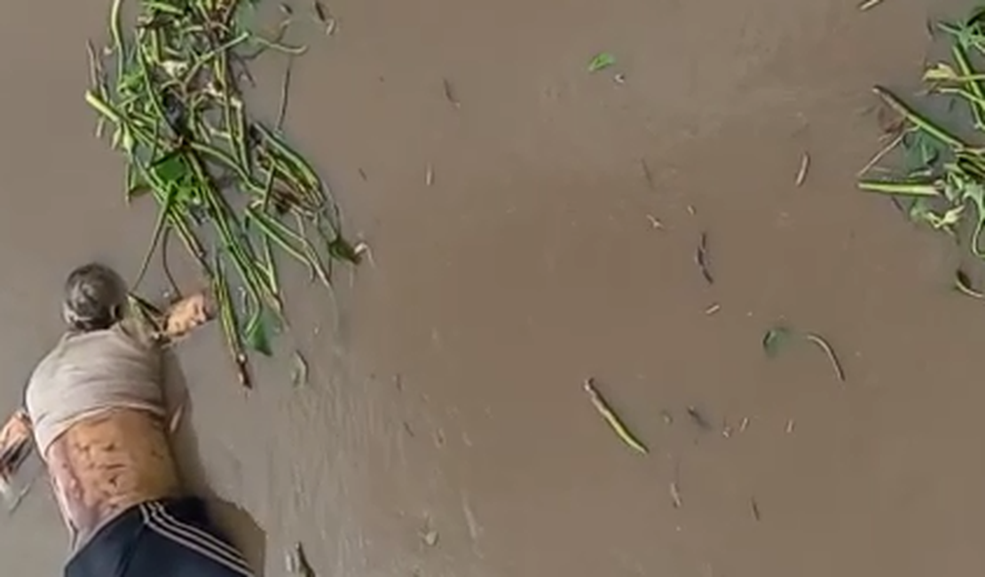 [Vídeo] Bombeiros resgatam corpo de homem que desapareceu no Rio Mundaú
