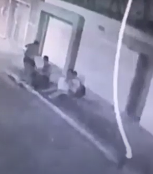 [Vídeo] Dois casais arrombam porta de residência, agridem idosa e roubam duas TVs em Arapiraca
