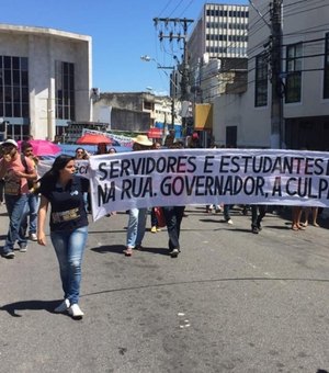 Servidores da Uneal entram em greve e realizam ato no Centro de Maceió
